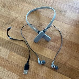 Skull candy sport wireless bloothtooth ear phones